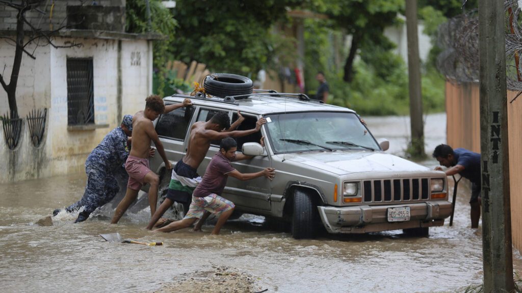 Huracán John: AMLO anuncia fin de evacuaciones y restablecimiento de servicios en Acapulco