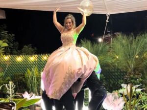 Mujer festeja como quinceañera su cumpleaños