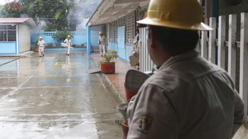 45 escuelas en Quintana Roo fumigadas tras el paso del huracán Helen