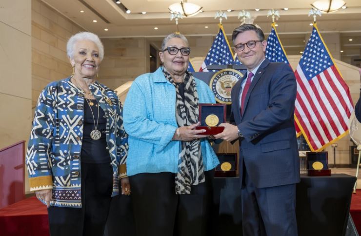 Mujeres afroamericanas de la NASA reciben medalla de oro del congreso por su contribución a la carrera espacial de EE.UU.