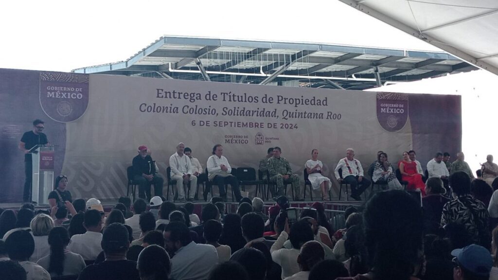 Entrega de títulos de propiedad a familias de la colonia Colosio de Playa del Carmen