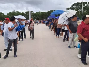 Entrega de titulos de propiedad a familias de la colonia Colosio de Playa del Carmen