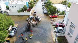 Tras paso de “Helene”, Mara Lezama supervisa desahogo de calles y entrega apoyos a pescadores