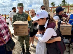 Tras paso de “Helene”, Mara Lezama supervisa desahogo de calles y entrega apoyos a pescadores