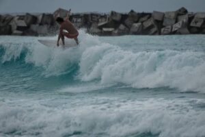 Surfistas retan a la tormenta Helene