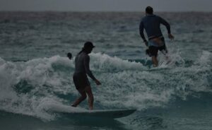 Surfistas retan a la tormenta Helene