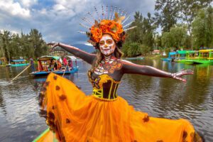 Tour de Día de Muertos en Xochimilco: Paseo en trajinera, cata de pulque y visita a campos de cempasúchil