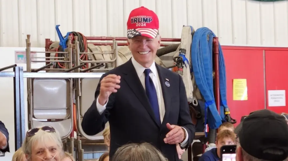 biden con una gorra de trump