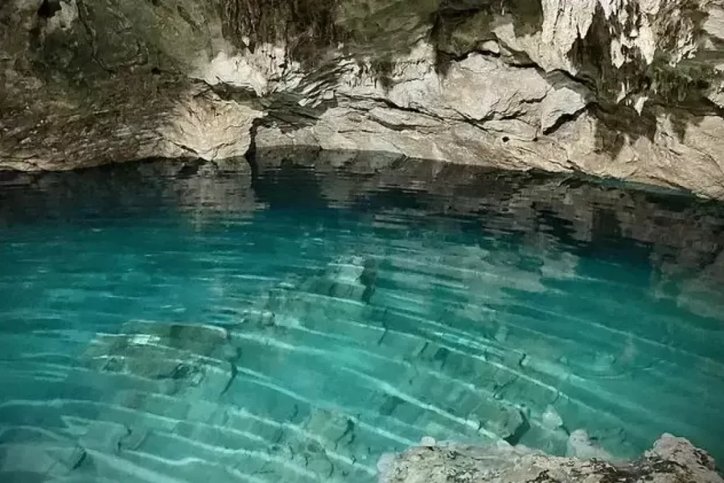 el cenote se encuentra en el patio de un predio en sotuta MASTER