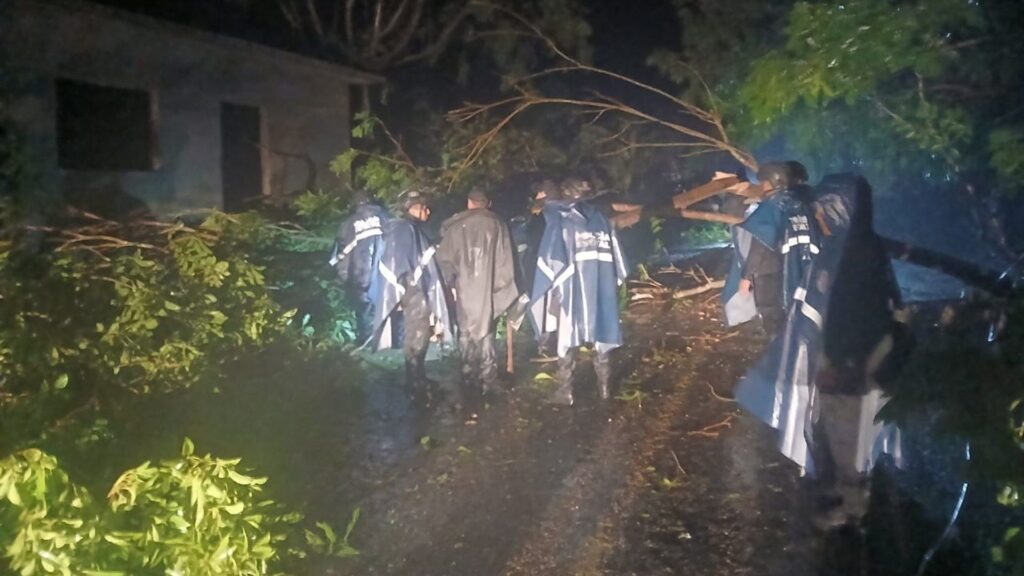 "John se degrada a Tormenta Tropical" Reportan afectaciones en Guerrero y Oaxaca