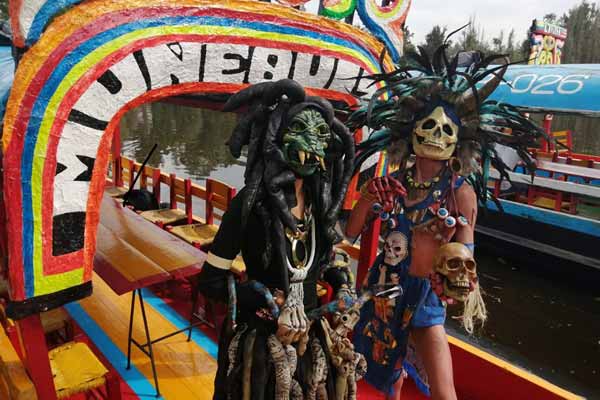 Tour de Día de Muertos en Xochimilco: Paseo en trajinera, cata de pulque y visita a campos de cempasúchil