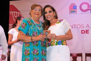 Mara Lezama entrega reconocimientos a personas transformadoras de Quintana Roo