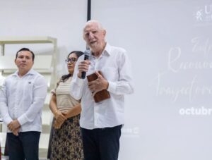 Universidad del Caribe reconoce a Jorge Jufresa por su dedicación a la comunidad estudiantil