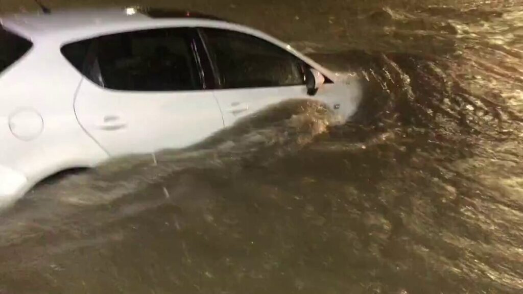 Autos atrapados por inundaciones en Monterrey debido a las lluvias (VIDEO)