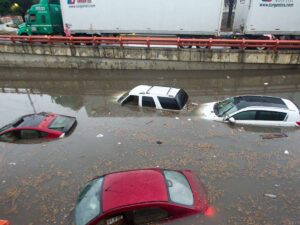 Autos atrapados por inundaciones en Monterrey debido a las lluvias VIDEO