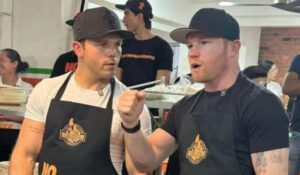 Canelo Álvarez prepara tacos a sus clientes 