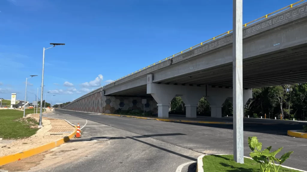 Carretera que unirá al Aeropuerto de Cancún con el Tren Maya está por ser culminada