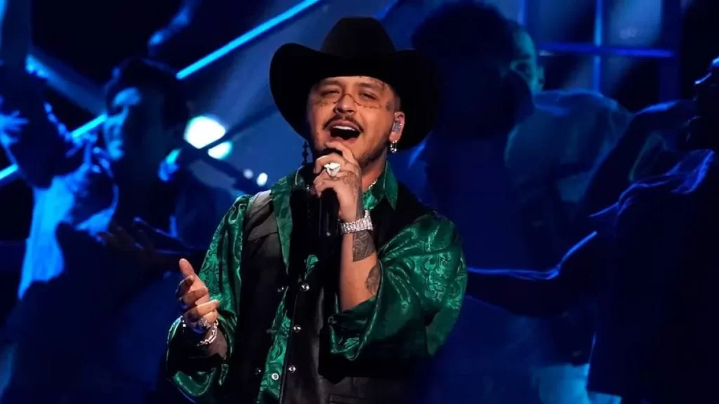 Christian Nodal coquetea con fan en concierto (VIDEO)