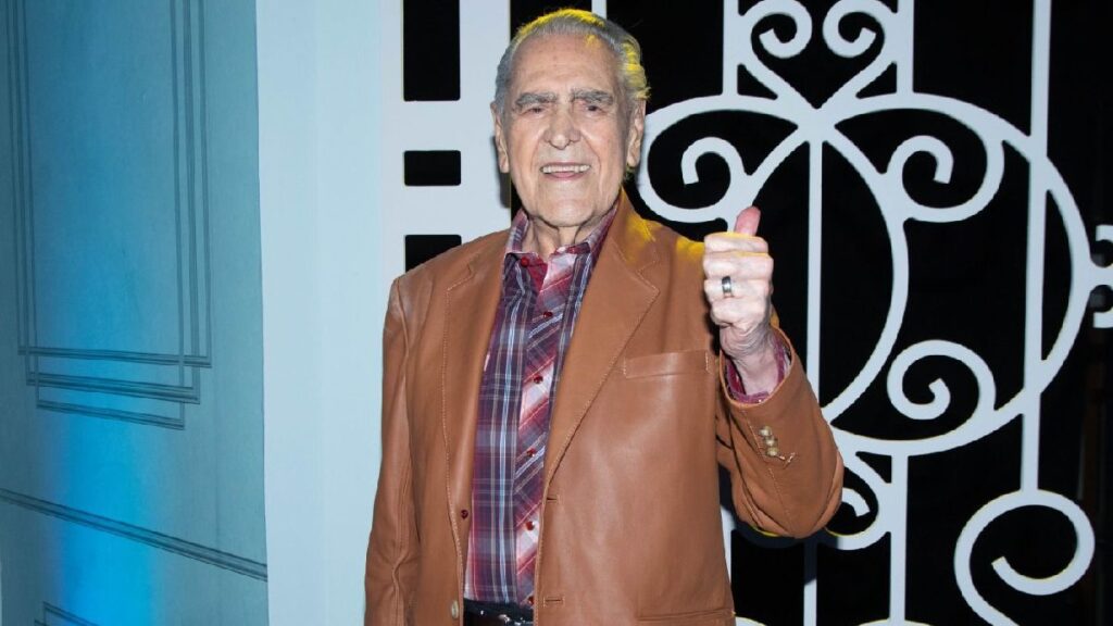 Eric del Castillo de 90 años de edad es hospitalizado