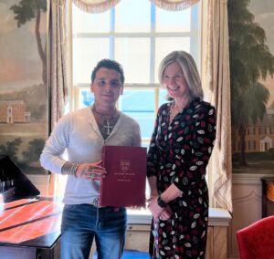 Christian Nodal es premiado por la Universidad de Harvard