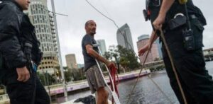 Un hombre conocido como el "Teniente Dan", causó asombro en las redes sociales pues pese a que se sabía que el huracán Milton llegaría a Florida como un potente huracán, declaró que él no abandonará su barco en Tampa y que ahí pasaría el ciclón. Afortunadamente vivió para contarlo.