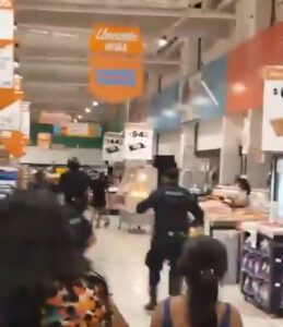 Detienen a sicarios en supermercado de Cancún, tras herir a dos menores