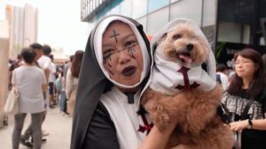 Mascotas desfilan por Halloween en Hong Kong y se vuelven viral