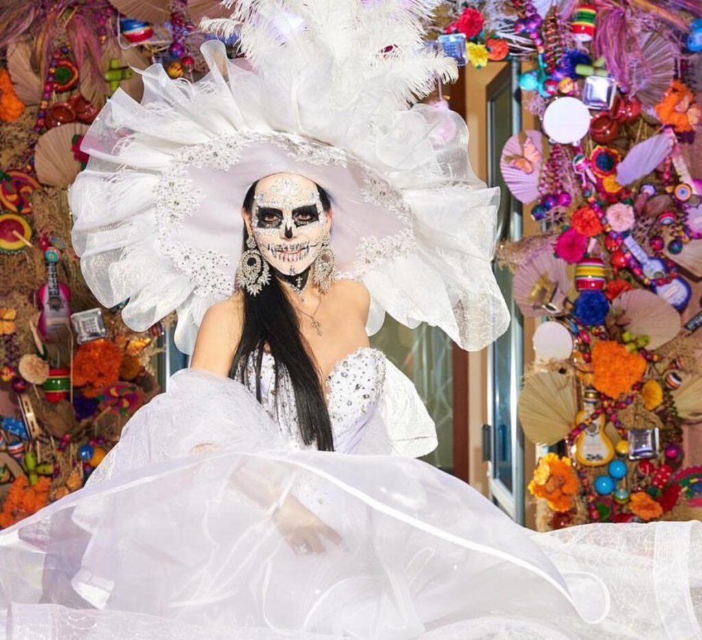 Maribel Guardia sorprende a sus fans como una bella catrina blanca