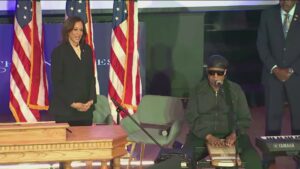 Kamala Harris hace campana con Stevie Wonder en su cumpleanos 60