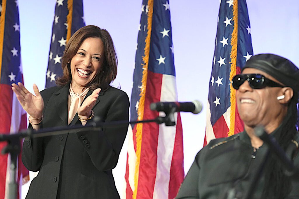 Kamala Harris hace campaña con Stevie Wonder en su cumpleaños 60