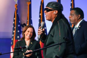 Kamala Harris hace campana con Stevie Wonder en su cumpleanos 60.