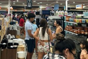 Compras de pánico saturan los supermercados