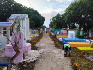 Panteones en Cancun listos para el Dia de Muertos