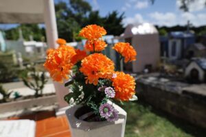 Panteones en Cancun listos para el Dia de Muertos.