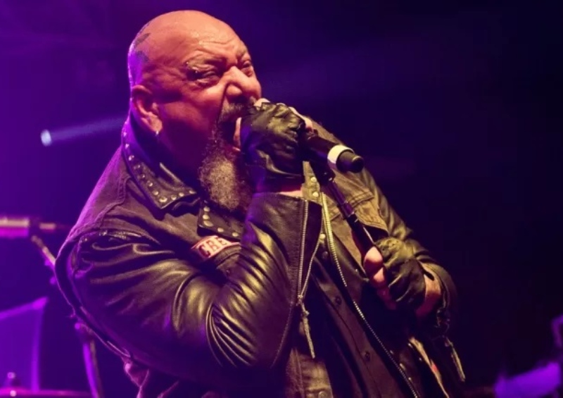 Iron Maiden rinde emotivo homenaje a su ex vocalista, Paul Di’Anno, durante concierto en Minnesota