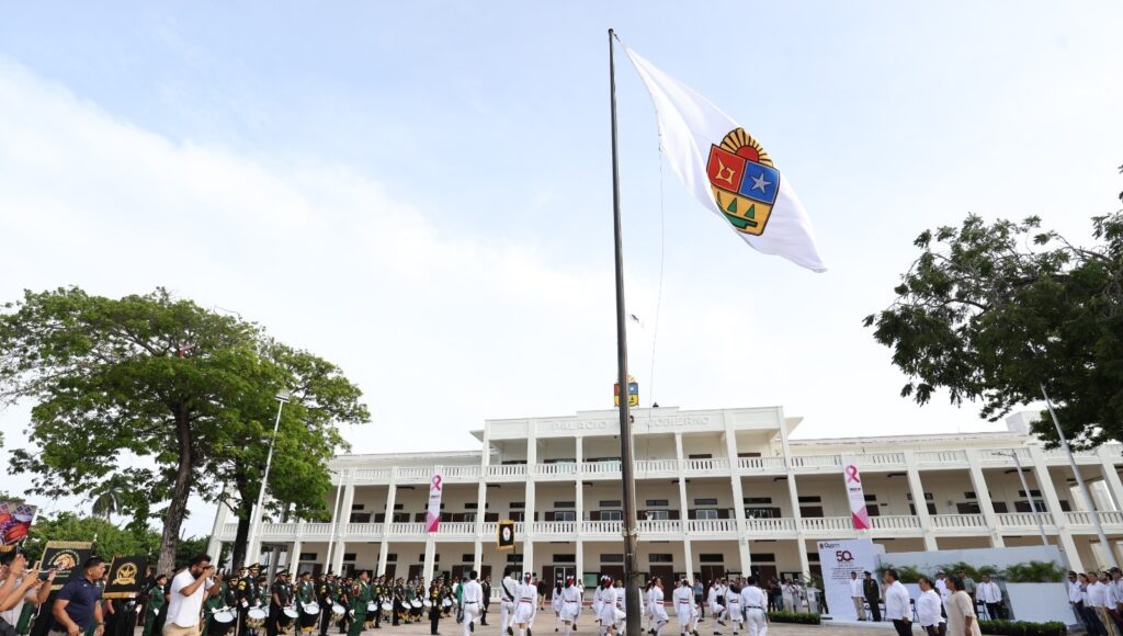 Ondea la bandera de Quintana Roo para conmemorar el 50 aniversario