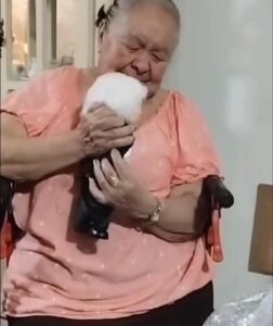 Abuelita se hace viral por recibir un muñeco “Amlito”