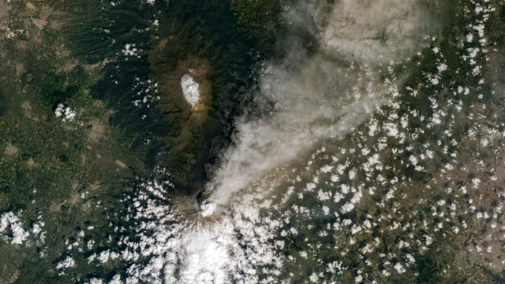 NASA captura imágenes del Popocatépetl y su intensa actividad