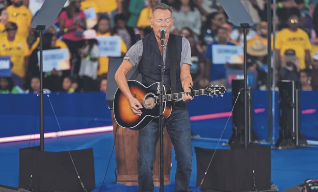 Junto a Obama y Bruce Springsteen, así realiza Kamala Harris su campaña en EE.UU.