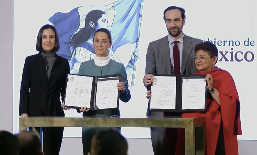 Claudia Sheinbaum firma decreto para que Pemex y CFE sean empresas públicas