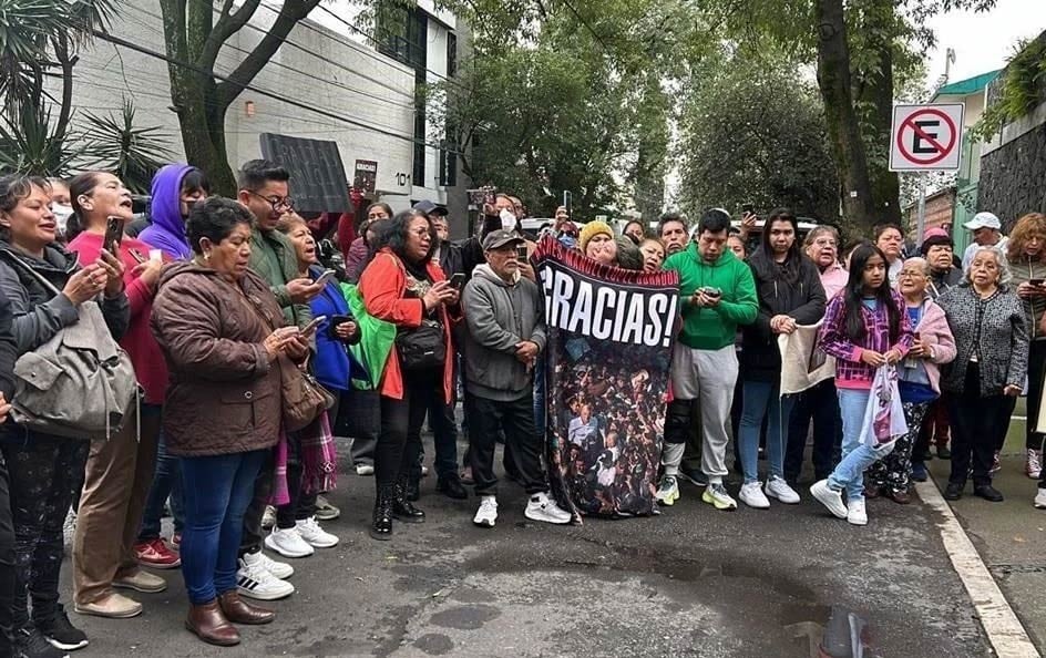 ¡Entre canciones y porras! Así despidieron a AMLO en su casa en Tlalpan