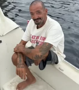 Hombre se niega a salir de su barco