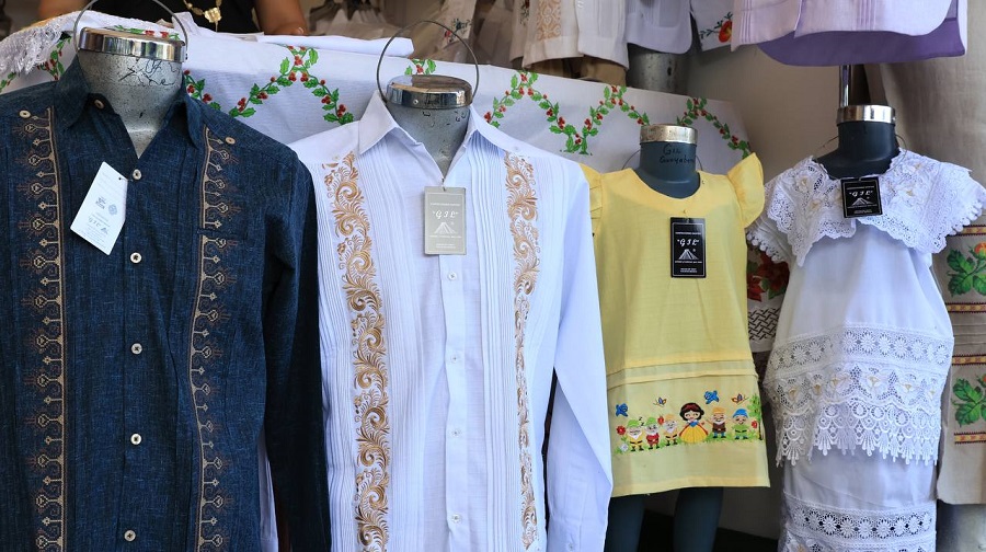 Feria navideña de Tekit: Guayaberas artesanales y tradición yucateca