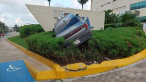 ¿Qué causo en impacto del auto en la entrada del hotel?