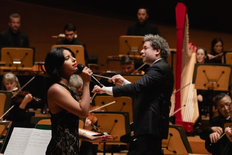 Ángela Aguilar triunfa en concierto tras polémica con Cazzu