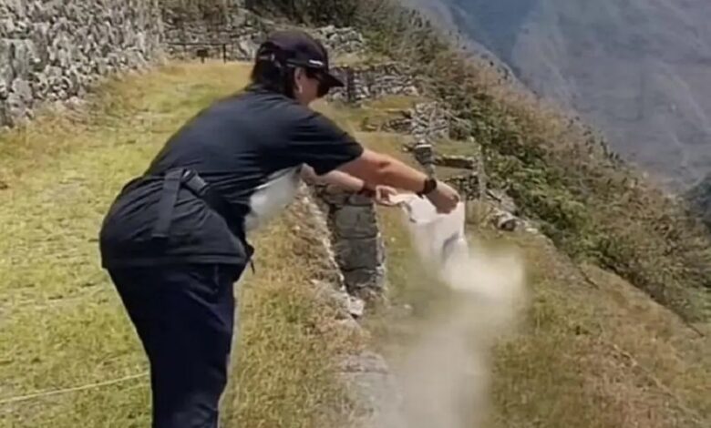 En Machu Picchu mujer arroja cenizas de difunto