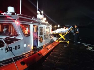 Pacientes de Isla Mujeres llevados por la Marina a Cancun.