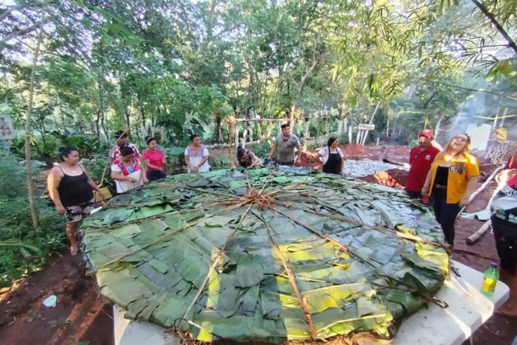 Preparan el mucbipollo mas grande en Yucatan por el Dia de Muertos