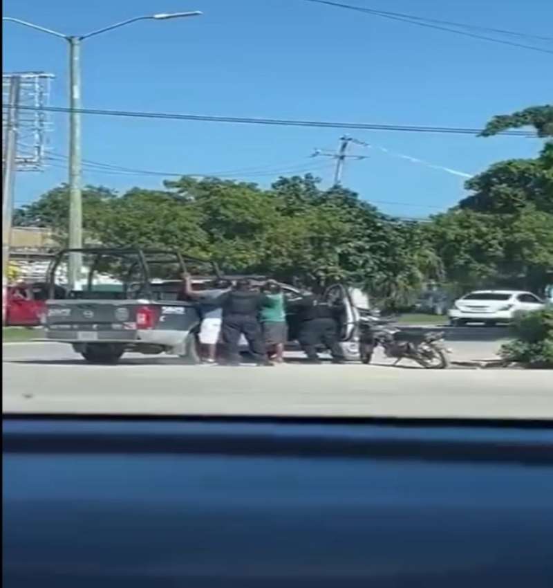 Sujetos intentan desarmar a policías de Cancún en revisión