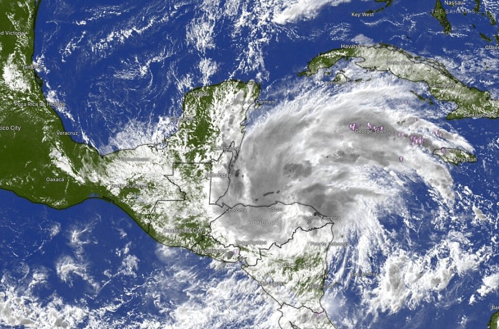 Tormenta Sara provoca fuertes lluvias se acerca peligrosamente a Mexico